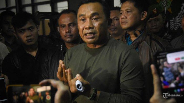 Panglima Daerah Militer Indonesia Mayor Jenderal Mohamad Hasan berbicara kepada media di pintu masuk gudang amunisi militer, di Bekasi, Jawa Barat, pada 30 Maret 2024. Pasca kebakaran, Mohamad Hasan memastikan tidak ada korban jiwa.