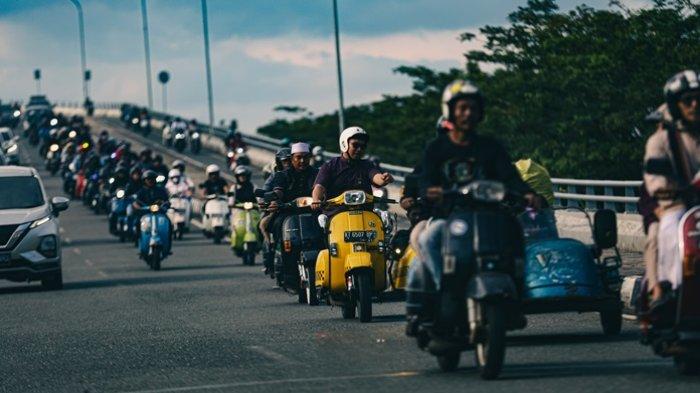 Puluhan scooterist vespa klasik saat riding bersama anak panti asuhan Al Maa'uun mengelilingi Kota Samarinda, Jumat (29/3/2024).