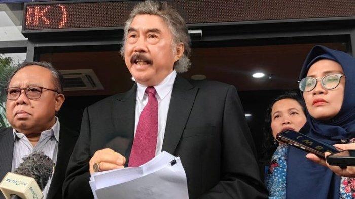 PDIP GUGAT KPU - Ketua Tim hukum PDIP Gayus Lumbuun (tengah) usai mengajukan gugatan untuk KPU di Pengadilan Tata Usaha Negara (PTUN), Cakung, Jakarta Timur, Selasa (2/4/2024).