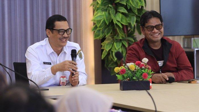 Sekretaris APJII Zulfadly Syam (kanan) bersama Kadiskominfo Kaltim Muhammad Faisal (kiri) saat pemaparan hasil survei Penetrasi Internet 2024 di Ruang Wiek Diskominfo Kaltim, Rabu (3/4/2024).