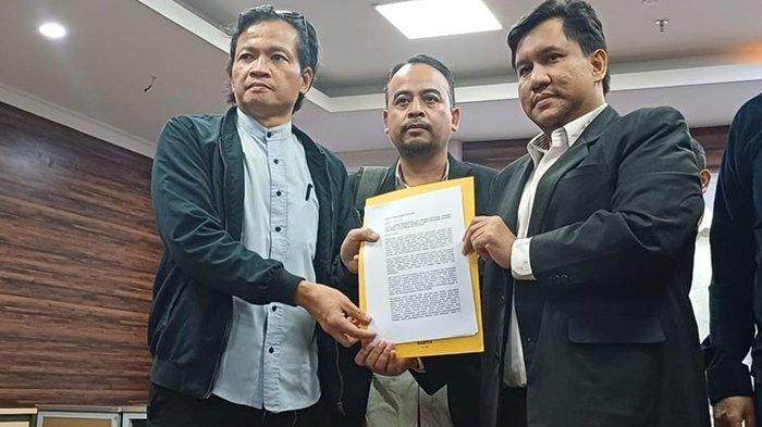 MINTA JOKOWI DIPANGGIL - Aktivis HAM Usman Hamid (paling kiri) menyerahkan surat terbuka Koalisi Masyarakat Sipil ke Mahkamah Konstitusi untuk memanggil Presiden Joko Widodo (Jokowi) dalam sidang sengketa pilpres, Kamis (4/4/2024).

Artikel ini telah tayang di Kompas.com dengan judul 
