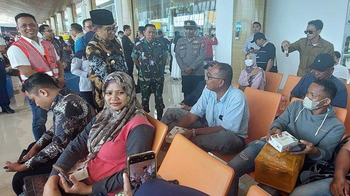 Pj Gubernur Akmal Malik berinteraksi dengan sejumlah penumpang saat meninjau arus mudik Lebaran di Bandara APT Pranoto Samarinda, Jumat (5/4/2024).