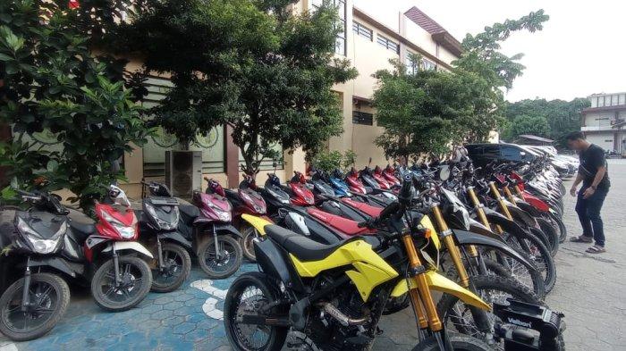 PENCURIAN MOTOR KUKAR - Tim Aligator Satreskrim Polres Kukar berhasil menangkap sindikat pencurian sepeda motor lintas provinsi. Tujuh tersangka diamankan Polres Kukar. Modus operasi yang digunakan para pelaku ialah dengan menjadi tukang pijat dan menjual obat kuat.