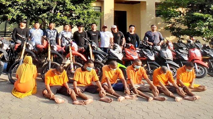 PENCURIAN MOTOR KUKAR - Tim Aligator Satreskrim Polres Kukar berhasil menangkap sindikat pencurian sepeda motor lintas provinsi. Tujuh tersangka diamankan Polres Kukar. Modus operasi yang digunakan para pelaku ialah dengan menjadi tukang pijat dan menjual obat kuat.