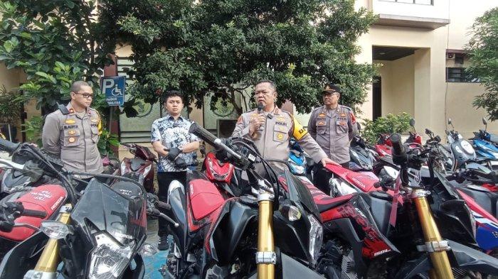 PENCURIAN MOTOR KUKAR - Tim Aligator Satreskrim Polres Kukar berhasil menangkap sindikat pencurian sepeda motor lintas provinsi. Tujuh tersangka diamankan Polres Kukar. Modus operasi yang digunakan para pelaku ialah dengan menjadi tukang pijat dan menjual obat kuat.