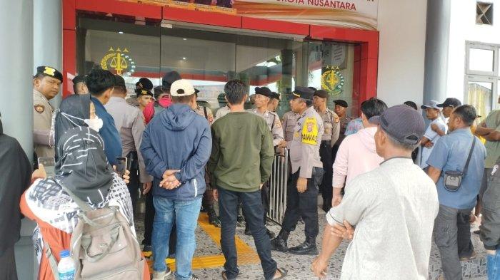 KASUS JUNAEDI BABULU - Suasana di depan kantor Kejari PPU, keluarga korban sempat emosi buntut tuntutan Juanedi hanya 10 tahun saja, Kamis (7/3/2024). Puluhan keluarga korban pembunuhan sadis di Desa Babulu Laut, Kecamatan Babulu, masih tak terima dengan tuntutan 10 tahun penjara bagi terdakwa Junaedi meski telah diberi pengertian oleh Jaksa Penuntut Umum.