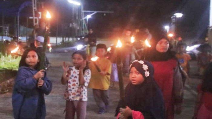 TAKBIR KELILING SAMARINDA - Keseruan pawai obor menyambut 1 Syawal Hari Raya menyambut Idul Fitri oleh anak anak hingga orang dewasa di Perumahan Talangsari Regency, Jalan Kebon Agung Poros Samarinda Bontang,
Lavender Lily RT 31, Kelurahan Tanah Merah, Kecamatan Samarinda Utara, Kota Samarinda, Provinsi Kalimantan Timur,Selasa (9/4/2024) malam. Ada 90 warga berkeliling membawa obor, sound sistem ditarub digerobak kayu, serta seruan takbir dari pengeras suara.
