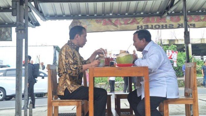 JABATAN JOKOWI NANTI - Presiden Joko Widodo (Jokowi) makan siang bersama Menteri Pertahanan Prabowo Subianto di Magelang, Jawa Tengah, Senin (29/1/2024) lalu. Bahlil Lahadalia mengungkap peluang jabatan Jokowi di Pemerintahan Prabowo-Gibran. Menurut Bahlil semua kemungkinan bisa terjadi.
