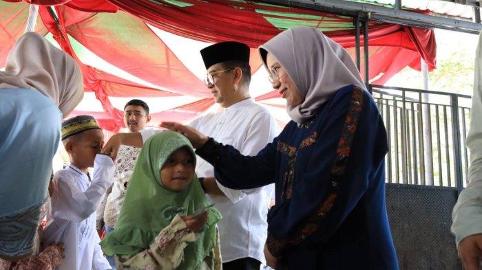 IDUL FITRI 2024 - Pj Gubernur Kaltim, Akmal Malik didampingi istri Yuliana Zubir bersama anak dan kerabat dekatnya, mengunjungi beberapa panti asuhan di Kota Tepian Samarinda, Kalimantan Timur pada Rabu (10/4/2024) pagi.