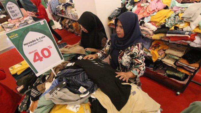 LIBUR LEBARAN 2024 - Pengunjung Plaza Balikpapan yang berbelanja di Area Bazar Matahari Departement Store. Pengunjung Plaza Balikpapan datang dari berbagai kalangan baik anak muda maupun keluarga, serta masyarakat kota maupun luar Kota Balikpapan, Sabtu (13/4/2024). 