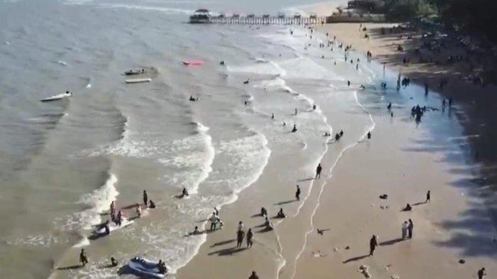 WISATA ALAM KALTIM - Potret pengunjung salah satu pantai yang ada di Kota Balikpapan selama lebaran 2024, Sabtu (13/4/2024). Pantai Manggar Segara Sari, dari laporan yang mereka terima dari personel di lapangan, Sabtu 13 April 2024 kemarin pengunjung menyentuh angka 6000 orang.