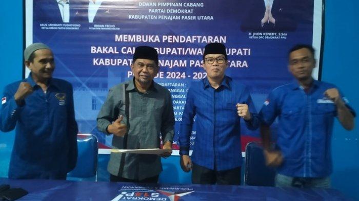 Hamdam bersama ketua DPC Demokrat PPU Jhon Kenedi saat mengambil formulir pendaftaran bakal calon Bupati beberapa waktu lalu.