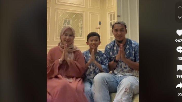 Okie Agustina dan Gunawan Dwi Cahyo lebaran bareng anak mereka, Miro.
