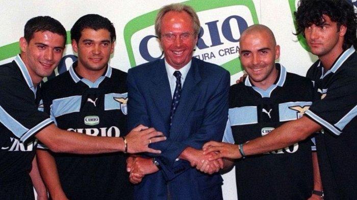 Sven-Goran Eriksson (tengah) bersama Dejan Stankovic (paling kiri), Sergio Conceicao (dua dari kiri), Ivan De La Pena (dua dari kanan), dan Fernando Couto (paling kanan) saat mereka masih di tim Lazio pada musim 1999-2000.