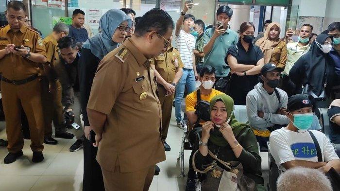 PELAYANAN RUMAH SAKIT - Pj Gubernur Kaltim, Akmal Malik saat berinteraksi dengan sejumlah pasien yang masih mengantre di ruang pendaftaran RSUD AW Sjahranie, Kota Samarinda, Kalimantan Timur pada Selasa (16/4/2024).  Akmal Malik mengungkap permasalahan tersebut sering muncul di waktu padat seperti hari Senin ataupun usai kegiatan cuti bersama.
