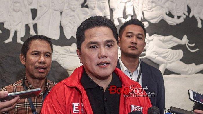 Ketua Umum PSSI, Erick Thohir, sedang memberikan keterangan kepada awak media di Stadion Madya, Senayan, Jakarta, Jumat (22/3/2024) malam.