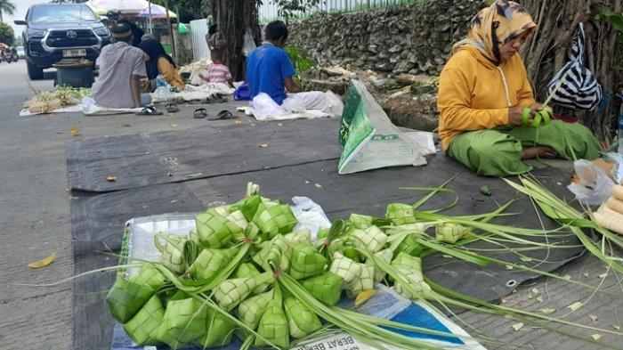 Pedagang musiman membuat selongsong ketupat yang dijualnya di Pasar Tangga Arung, Tenggarong, Selasa (16/4/2024). Selongsong ketupat berbahan daun kelapa muda yang dijual Rp10 ribu - Rp15 ribu per ikat atau 10 biji ketupat tersebut banyak dicari warga menjelang tradisi Lebaran ketupat setiap H+7 Idul Fitri untuk melengkapi hidangan khas Lebaran.