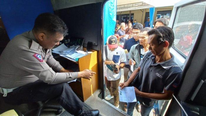 PELAYANAN KEPOLISIAN - Pelayanan Terpadu Polresta Balikpapan mengalami lonjakan 100 persen pascalebaran 2024. Kasi Humas Polresta Balikpapan, IPDA Sangidun menuturkan bahwa perlu kesabaran beriringan dengan tingginya minat masyarakat dalam mengurus beragam dokumen kepolisian.