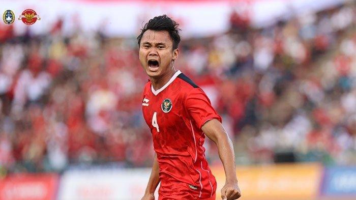 Bek Timnas U22 Indonesia, Komang Teguh mencetak gol pertama skuad Garuda saat melawan Vietnam dalam semifinal SEA Games 2023 di Olympic Stadium, Kamboja, Sabtu (13/5/2023) sore. Hasil babak pertama berakhir dengan skor 1-1.