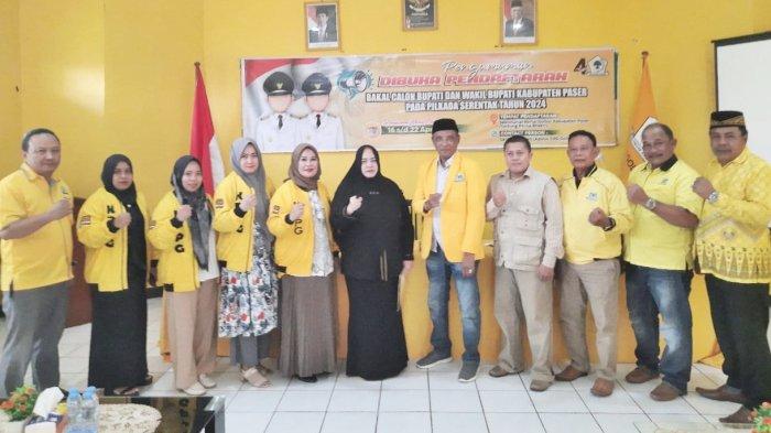 PILKADA PASER 2024 - Ketua Kesatuan Perempuan Partai Golkar (KPPG) Kalimantan Timur, Syarifah Masitah Assegaf yang juga sebagai Wakil Bupati Paser saat mengambil formulir pendaftaran Bakal Calon (Bacalon) Bupati Paser di Gedung Panca Bhakti DPD Partai Golkar Paser, Jalan Jendral Sudirman, Kecamatan Tanah Grogot, Kabupaten Paser, Kalimantan Timur, Kamis (18/4/2024).