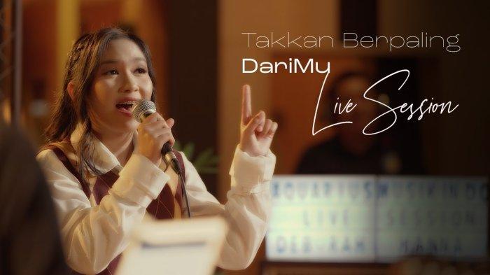 LAGU VIRAL. Deborah Hanna saat menyanyikan secara live lagu viral Takkan Berpaling Darimu.