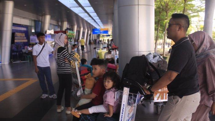 ILUSTRASI- BANDARA APT PRANOTO - Aktivitas di Terminal Bandara APT Pranoto Samarinda Kalimantan Timur pada momen mudik lebaran di awal bulan April 2024.