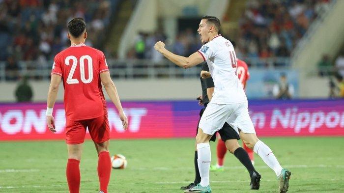Pemain belakang Timnas Indonesia Jay Idzes melakukan selebrasi usai mencetak gol ke gawang Vietnam melalui sundulan kepala. Indonesia menang 3-0 atas Vietnam di kualifikasi Piala Dunia 2026 Grup F zona Asia. Bermain gemilang sebagai bek tengah di Timnas Indonesia, Jay Idzes yang disapa suporter tanah air dengan panggilan Bang Jay, kini dilirik tim raksasa asal Milan, Italia yakni Inter Milan.