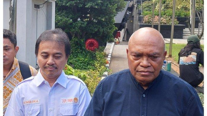 Koodinator Tim Pembela Demokrasi Indonesia (TPDI) Petrus Selestinus bersama dengan Roy Suryo di Gedung Mahkamah Konstitusi (MK), Minggu (21/4/2024).