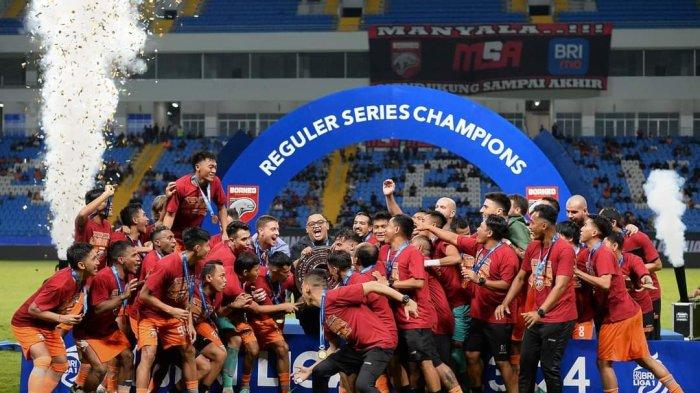 JUARA LIGA 1- Presiden Borneo FC Samarinda, Nabiel Husien bersama Manager, Dandri Dauri, Pelatih Pieter Huistra, para asisten pelatih dan manajemen tim juga pemain Borneo FC selebrasi juara Liga 1 Reguler Series di Stadion Batakan Kota Balikpapan Kalimantan Timur, Minggu (21/4/2024) malam. Borneo FC siap menghadapi 2 laga sisa dan menatap Championship Series.