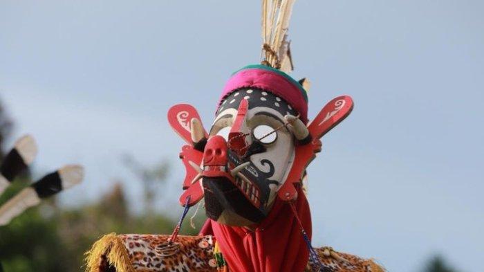 Pesta Adat Lomplai di Desa Nehas Liah Bing Kecamatan Muara Wahau Kabupaten Kutai Timur, Provinsi Kalimantan Timur. Masyarakat Hukum Adat Kutai Timur mengajukan untuk mendapat perlindungan dari negara. 