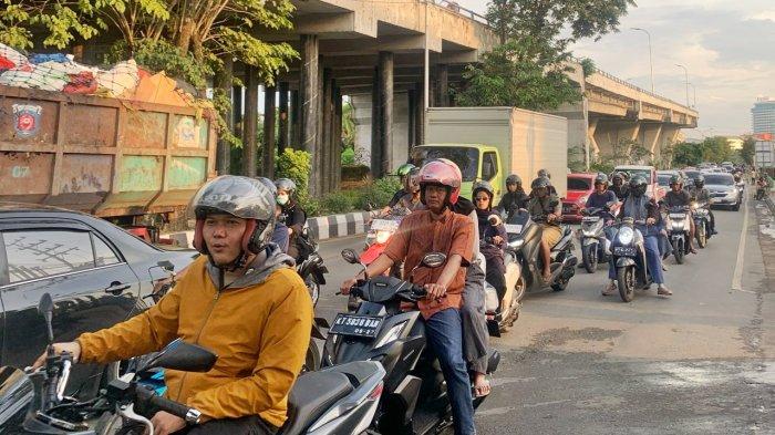 JALAN SAMARINDA MACET - Kondisi arus lalu-lintas di Kota Samarinda, Kalimantan Timur macet.