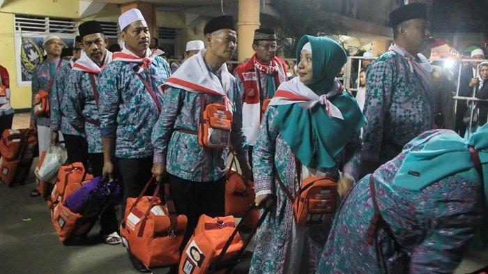 Jemaah haji kloter 3 yang diberangkatkan Kemenag Samarinda dari GOR Segiri, Jalan Kusuma Bangsa, menuju Embarkasi Haji Balikpapan, Minggu (30/7/2023) pukul 22.30 Wita. Sebanyak 2.723 calon jamaah haji asal Kalimantan Timur siap berangkat ke Tanah Suci pada tahun ini.