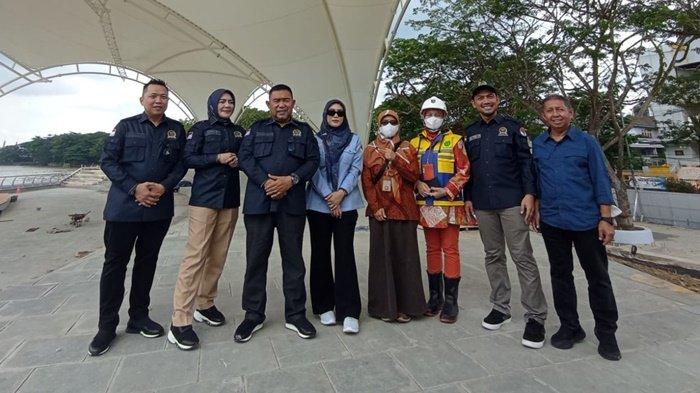 Pansus LKPJ Samarinda saat meninjau proyek Teras Samarinda, Kamis (25/4/2024). Tinjau proyek Teras Samarinda, Pansus LKPj mengimbau pemkot untuk tidak hanya fkus pada keindahan saja namun juga kebutuhan masyarakat.