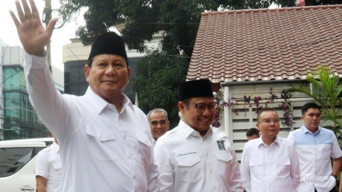 Presiden terpilih periode 2024-2029 sekaligus Ketua Umum Partai Gerindra Prabowo Subianto (kiri) berjabat tangan dengan Ketua Umum Partai Kebangkitan Bangsa (PKB) Muhaimin Iskandar (kanan) usai tiba di Kantor DPP PKB, Jakarta, Rabu (24/4/2024). Pertemuan tersebut merupakan silaturahim pertama yang dilakukan Prabowo kepada kalangan partai politik rival dalam Pemilu 2024 usai ditetapkan oleh KPU sebagai presiden terpilih periode 2024-2029.