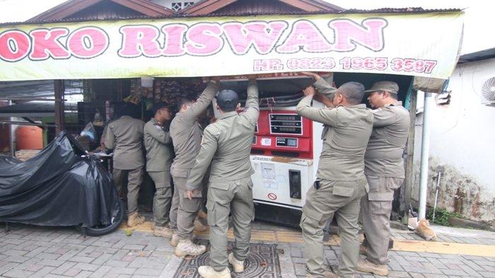 RAZIA POM MINI - Personel gabungan membongkar pompa bensin dan tangki dispenser pom mini, kemudian diamankan dan diangkut menggunakan truk, Kamis (25/4/2024) pagi. Dengan menertibkan pom mini, merujuk dari surat edaran wali kota beserta surat pernyataan larangan berjualan atas kesepakatan pelaku usaha.