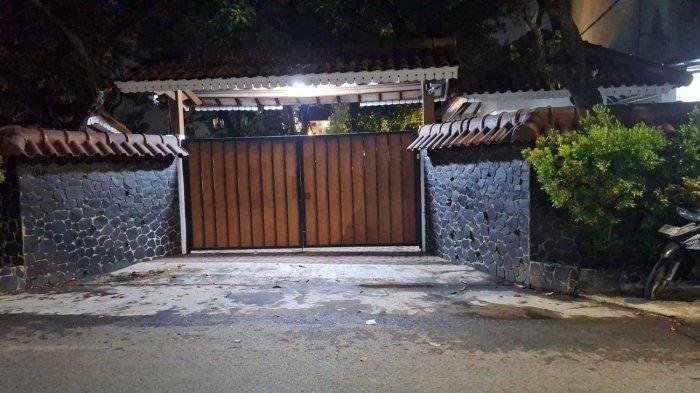 POLISI BUNUH DIRI - Penampakan rumah mewah ditemukannya Brigadir RAT anggota Satlantas Polres Manado yang diduga mengakhiri hidupnya di dalam mobil Alphard di depan sebuah rumah Jalan Mampang Prapatan, Jaksel, Jumat (26/4/2024). Rumah mewah tempat ditemukannya Brigadir RAT disebut adalah milik seorang pengusaha batu bara.