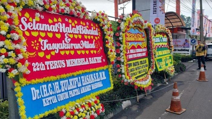 Partai Keadilan Sejahtera (PKS) mendapat sejumlah karangan bunga berisi ucapan dari sejumlah partai politik.