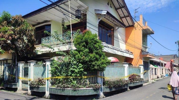 Rumah RM, perempuan 50 tahun yang menjadi korban pembunuhan dan mayatnya ditemukan dalam koper di Cikarang, Bekasi, Kamis (25/4/2024). Tetangga ungkap kebiasaan korban, suka memberi makan kucing.