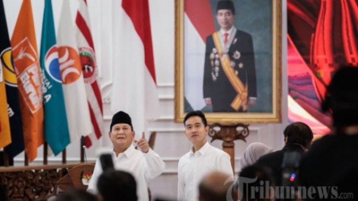 KABINET PRABOWO-GIBRAN - Presiden terpilih Indonesia Prabowo Subianto (Kiri) dan Wakil Presiden terpilih Gibran Rakabuming Raka (kanan) bereaksi di depan potret Presiden Indonesia Joko Widodo usai rapat pleno Komisi Pemilihan Umum (KPU) yang mengumumkan pemilihan presiden 2024 di Kantor KPU di Jakarta pada 24 April 2024. Susunan kabinet Prabowo-Gibran diprediksi bakal didominasi orang partai. Kata Golkar soal jatah menteri.