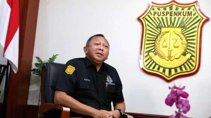 TERSANGKA BARU KORUPSI TIMAH - Kepala Pusat Penerangan Hukum (Kapuspenkum) Kejaksaan Agung Ketut Sumedana saat wawancara khusus dengan Tribunnews.com di Gedung Kejaksaan Agung, Jakarta, Rabu (3/4/2024). Ke mana Hendry Lie? Bos Sriwijaya Air jadi tersangka baru korupsi timah. Mangkir dari panggilan Kejaksaan Agung (Kejagung).