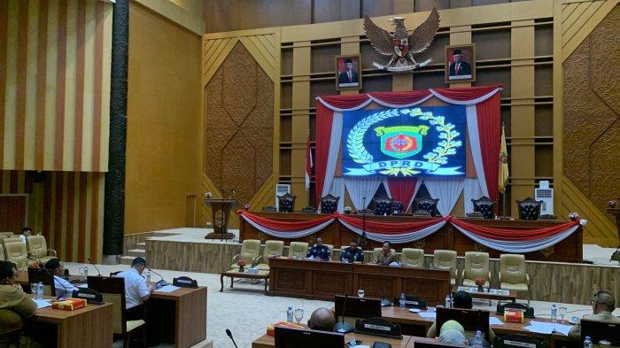 DPRD SAMARINDA - Rapat lanjutan Panitia Khusus (Pansus) I DPRD Samarinda terkait penyusunan dan pembentukan Rancangan Peraturan Daerah (Raperda) tentang Perubahan Peraturan Daerah (Perda) Nomor 15 Tahun 2002 tentang Izin Usaha Kepariwisataan di Kota Samarinda di Ruang Rapat Gabungan Lt. I DPRD Kota Samarinda, Selasa (30/4/2024).