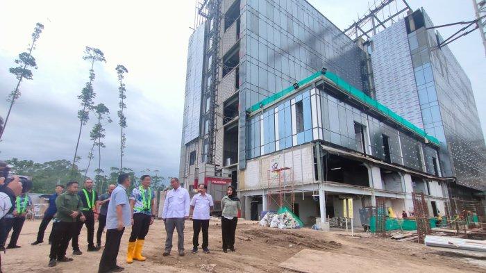 KUNJUNGAN SANDIAGA UNO - Menteri Pariwisata dan Ekonomi Kreatif RI, Sandiaga Uno saat Meninjau Pembangunan Hotel Nusantara di Wilayah IKN Nusantara di Kalimantan Timur. 