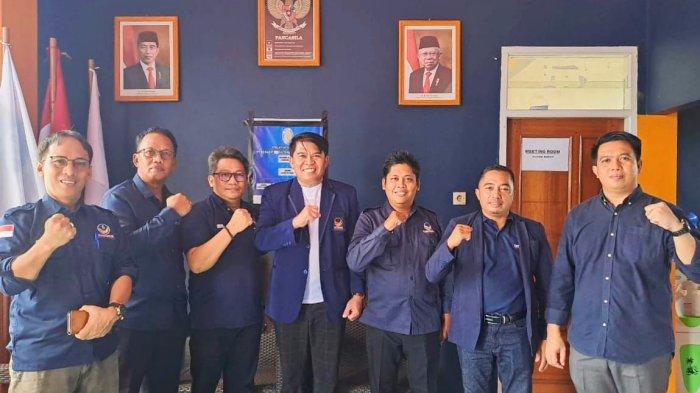 Ketua Dewan Pengurus Daerah (DPD) Partai Nasional Demokrat (NasDem) Kabupaten Paser, Sultan Aji Muhammad Jarnawi beserta anggota DPD NasDem Paser. 