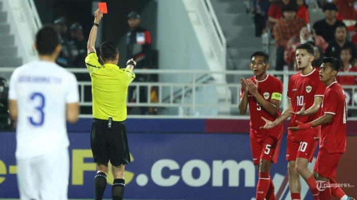 Wasit Tiongkok Shen Yinhao memberikan kartu merah kepada bek Indonesia Rizky Ridho (#5) pada pertandingan semifinal Piala Asia U23 AFC Qatar 2024 antara Indonesia dan Uzbekistan di Stadion Abdullah Bin Khalifa di Doha pada 29 April 2024.