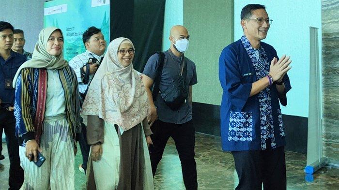 Menteri Pariwisata dan Ekonomi Kreatif Republik Indonesia, Sandiaga Uno saat tiba di Swiss-Belhotel Balikpapan. Ia mengunjungi stan sejumlah UMKM di wilayah IKN yang mengikuti kegiatan Bedah Desain Kemasan atau Bedakan.