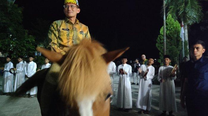 KUNJUNGAN SANDIAGA UNO - Menparekraf Sandiaga Uno naik kuda saat mengunjungi Pondok Pesantren Hidayatullah Balikpapan, Provinsi Kalimantan Timur pada Selasa (30/4/2024) malam.