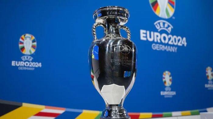 EURO 2024 - Trofi kejuaraan Piala Eropa dipamerkan. Berikut fakta-fakta soal Euro 2024.