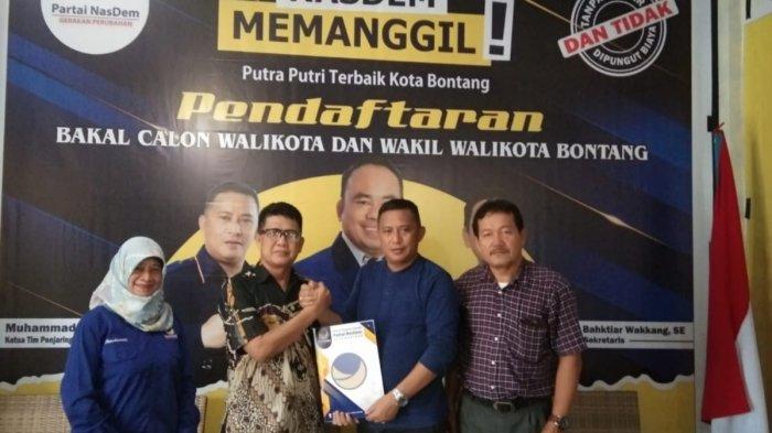 PILKADA - Ketua Tim Penjaringan Kepala Daerah Partai Nasdem Kota Bontang Muhammad Sahib menyerahkan berkas penjaringan, bacalon wali kota kepada perwakilan Neni Moerniaeni. TRIBUNKALTIM.CO/MUHAMMAD RIDWAN