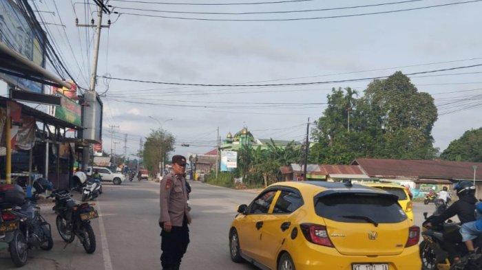 TERTIB LALU LINTAS - Polresta Samarinda melalui jajaran Polsek Samarinda Seberang, melaksanakan kegiatan Strong Point Pagi di wilayah-wilayah hukumnya di Kecamatan Samarinda Seberang, Kota Samarinda, Provinsi Kalimantan Timur.