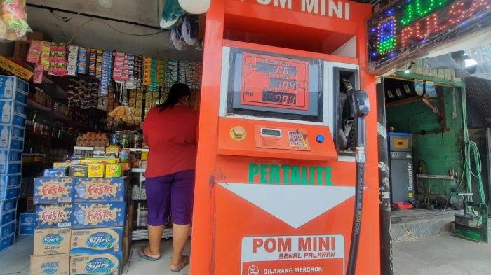 POM MINI BBM - Aktivitas pom mini BBM di sebuah warung kawasan Palaran Kota Samarinda, Provinsi Kalimantan Timur pada Desember 2023. Terkait dengan stok BBM eceran yang masih tersisa di berbagai pelaku usaha pom mini, pihaknya masih merumuskan aturan terkait teknis penertiban.